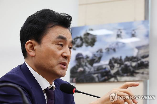 안규백 국방부 장관 후보자, 의원 질의 답변 (서울=연합뉴스) 김주형 기자 = 안규백 국방부 장관 후보자가 15일 서울 여의도 국회 국방위원회에서 열린 인사청문회에서 의원 질의에 답변하고 있다. 2025.7.15 kjhpress@yna.co.kr