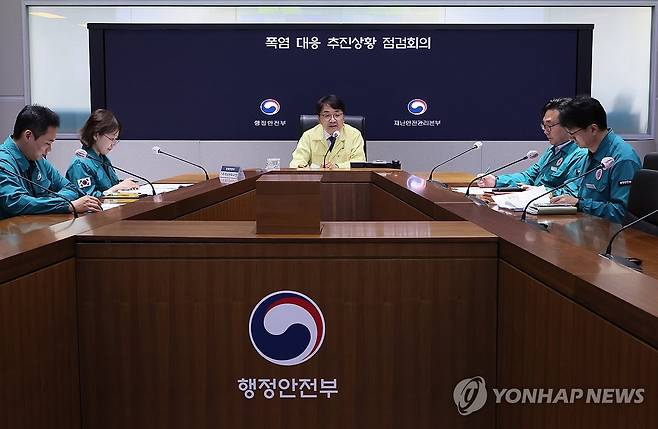 폭염 대응 추진상황 점검회의 (서울=연합뉴스) 이정훈 기자 = 김광용 행정안전부 재난안전관리본부장이 1일 서울 종로구 정부서울청사 서울상황센터에서 열린 폭염 대응 추진상황 점검회의에서 모두발언을 하고 있다. 2025.7.1 uwg806@yna.co.kr