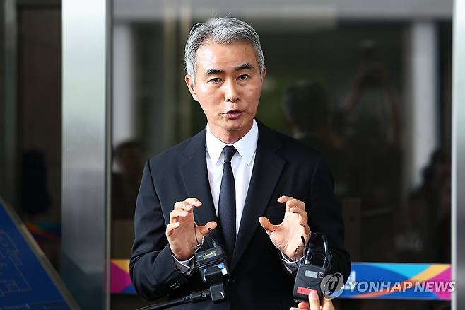 1심 무죄 선고받은 장현국 전 위메이드 대표 (서울=연합뉴스) 서대연 기자 = 가상화폐 위믹스(WEMIX) 유통량을 조작했다는 혐의로 불구속기소 된 장현국 전 위메이드 대표가 15일 서울 양천구 서울남부지방법원에서 열린 1심 선고공판에서 무죄를 선고받은 뒤 입장을 밝히고 있다. 2025.7.15 dwise@yna.co.kr