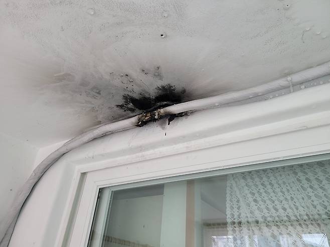 경남 통영에서 발생한 에어컨 전기 배선 화재  [경남소방본부 제공. 재판매 및 DB 금지]