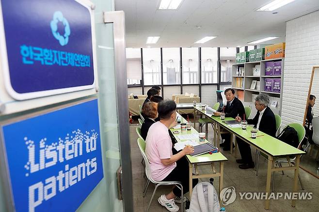 이형훈 제2차관, 보건의료분야 노동조합·환자단체 현장방문 (서울=연합뉴스) 이형훈 보건복지부 제2차관이 15일 서울 영등포구 한국환자단체연합회에서 발언하고 있다. 2025.7.15 [보건복지부 제공. 재판매 및 DB 금지] photo@yna.co.kr