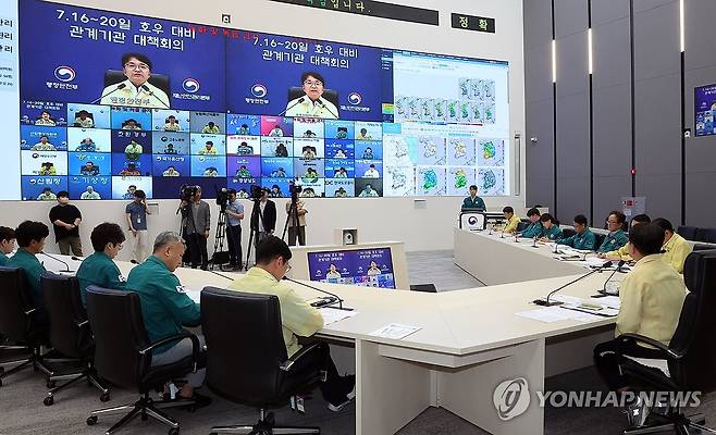 호우대비 관계기관 대책회의 (세종=연합뉴스) 배재만 기자 = 김광용 재난안전관리본부장이 15일 정부세종청사 중앙재난안전상황실에서 열린 호우 대비 관계기관 대책회의를 주재하고 있다. 2025.7.15 scoop@yna.co.kr
