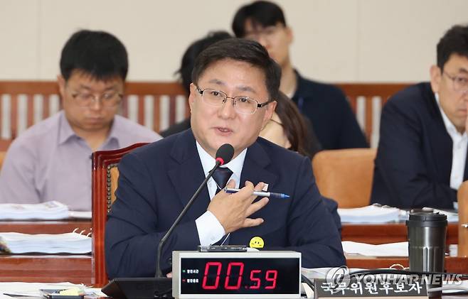 김성환 환경부 장관 후보자 인사청문회 (서울=연합뉴스) 김주성 기자 = 김성환 환경부 장관 후보자가 15일 서울 여의도 국회 환경노동위원회에서 열린 인사청문회에서 의원 질의에 답하고 있다. 2025.7.15 utzza@yna.co.kr