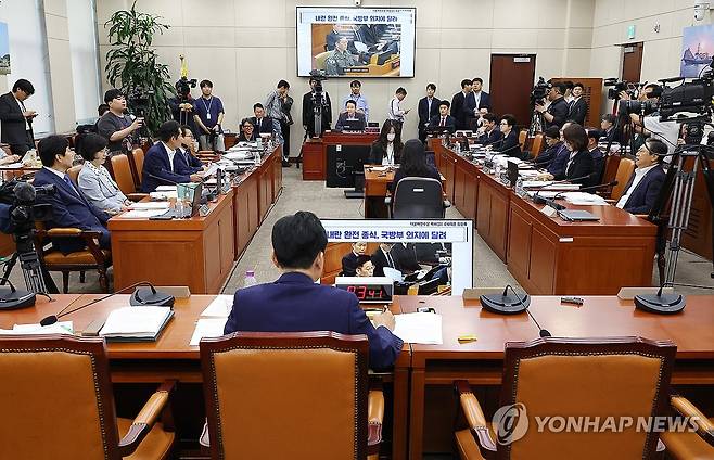 정청래 의원 질의 경청하는 안규백 국방부 장관 후보자 (서울=연합뉴스) 김주형 기자 = 안규백 국방부 장관 후보자가 15일 국회 국방위원회에서 열린 인사청문회에서 더불어민주당 정청래 의원의 질의를 경청하고 있다. 2025.7.15 kjhpress@yna.co.kr