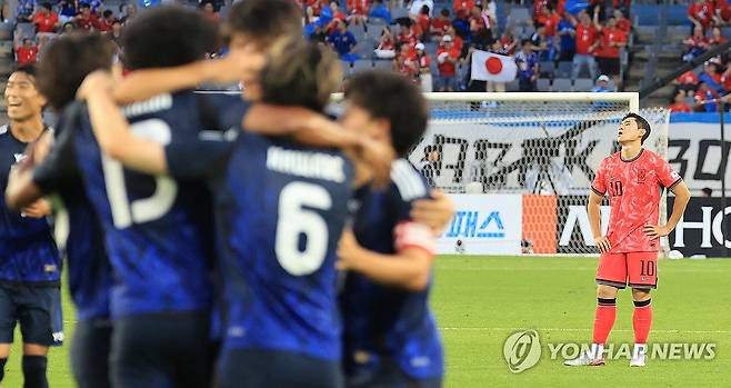 실점 아쉬운 한국 (용인=연합뉴스) 최재구 기자 = 15일 경기도 용인미르스타디움에서 열린 2025년 동아시아축구연맹(EAFF) E-1 챔피언십(동아시안컵) 남자부 최종 3차전 한국과 일본의 경기 전반전. 일본 저메인 료의 선취골에 이동경이 아쉬워하고 있다. 2025.7.15 jjaeck9@yna.co.kr