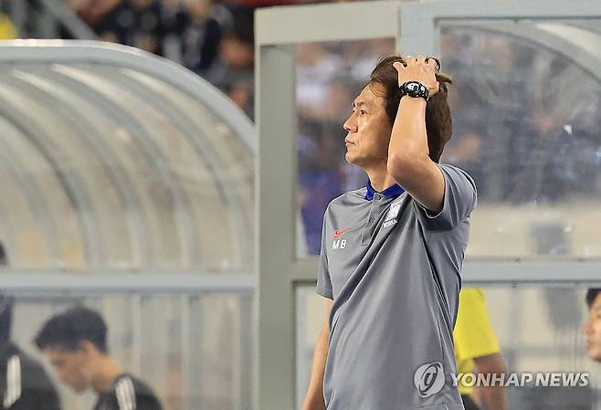 경기 지켜보는 홍명보 감독 (용인=연합뉴스) 최재구 기자 = 15일 경기도 용인미르스타디움에서 열린 2025년 동아시아축구연맹(EAFF) E-1 챔피언십(동아시안컵) 남자부 최종 3차전 한국과 일본의 경기 후반전를 한국 홍명보 감독이 지켜보고 있다. 2025.7.15 jjaeck9@yna.co.kr