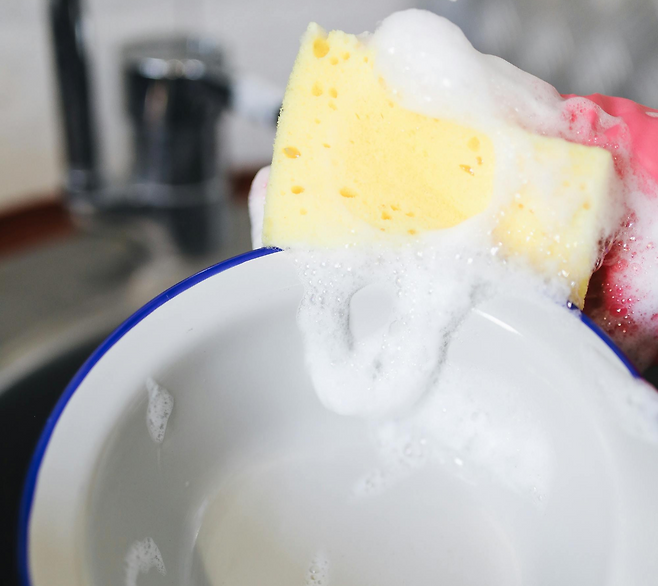 고무장갑을 끼고 그릇을 닦는 모습