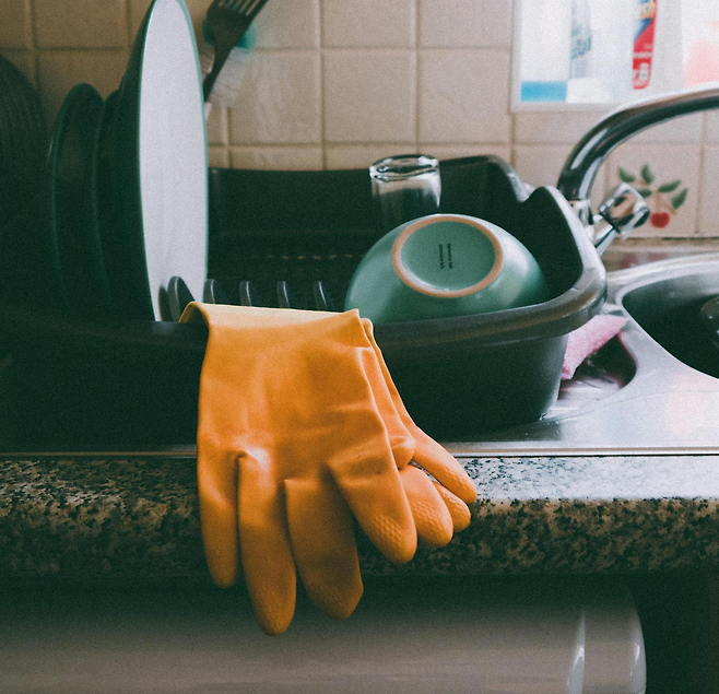 싱크대에 놓여있는 고무장갑