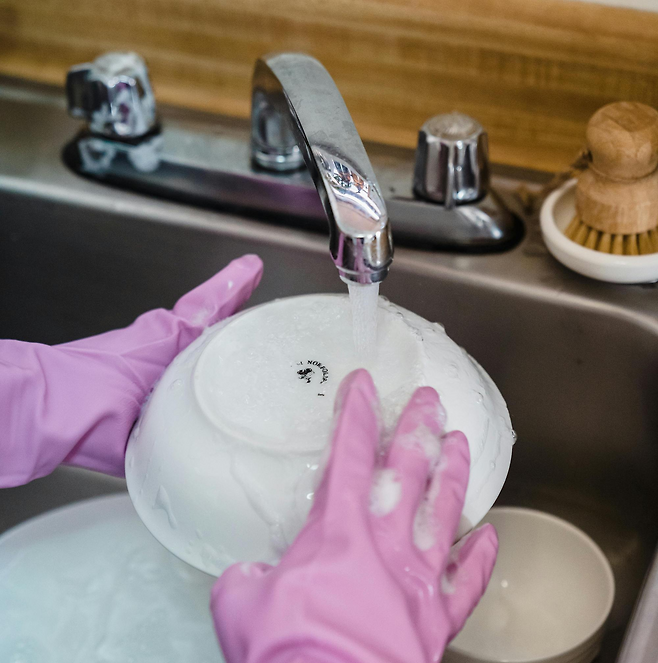 고무장갑을 끼고 그릇을 닦고 있는 모습