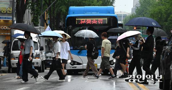 비가 내리며 흐린 날씨가 이어진 16일 오후 수원시내 한 횡단보도에서 우산을 쓴 시민들이 발걸음을 재촉하고 있다. 2025.7.16 /최은성기자 ces7198@kyeongin.com