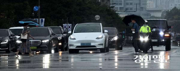 비가 내리며 흐린 날씨가 이어진 16일 오후 수원시내 한 횡단보도에서 우산을 쓴 시민들이 발걸음을 재촉하고 있다. 2025.7.16 /최은성기자 ces7198@kyeongin.com