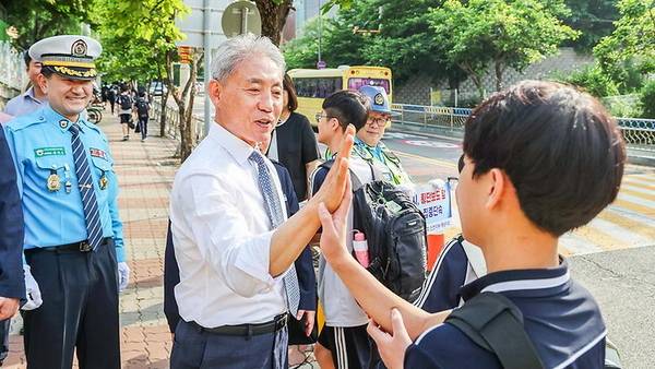 지난 6월 윤환 계양구청장이 인천 계양구 효성초등학교와 효성중학교 통학로에서 ‘교통안전 캠페인’을 진행하고 있다. /계양구 제공