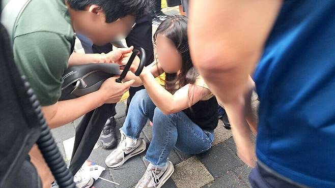 ▲&nbsp;한 집회 참가자가 오열하고 있다.