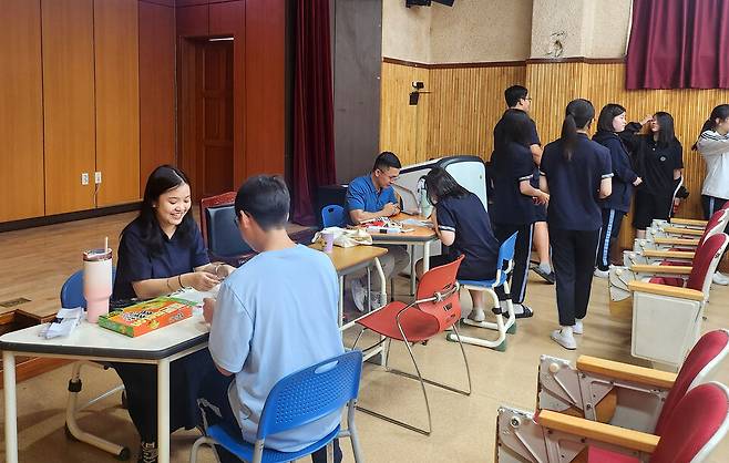 ▲지난 10일 화성 능동중학교에서 '2025 경기외국어미래교육 선도학교-LAON' 사업 프로그램이 운영되고 있다./사진제공=경기도교육청