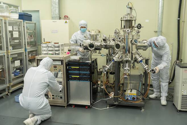 한국공학대 학생들이 반도체 실습실에서 장비를 활용해 실습하고 있다. 사진=한국공학대학교