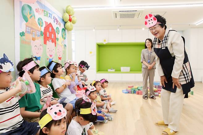 아이키우기 좋은 이천시를 만들기 위해 다양한 정책을 들고 김경희 시장이 어린이집 등 현장을 누비고 있다. 사진=이천시청