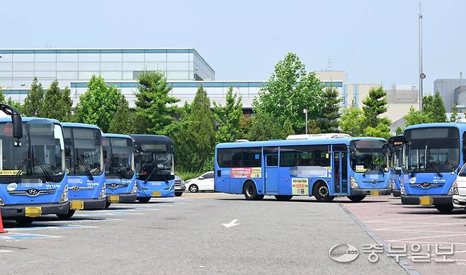 시내버스 차고지에 시내버스들이 주차돼 있다. 사진=중부일보DB