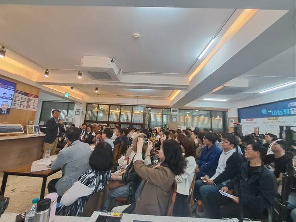 유시민 작가가 5월13일 인천 중구 복합문화공간 개항도시에서 노무현 전 대통령을 주제로 강연하고 있다. 2025.5.13 [사진=김요한 기자]