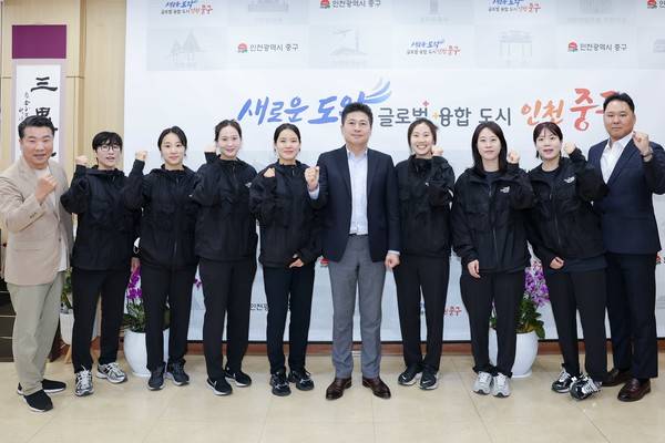 인천 중구 직장운동경기부 펜싱팀이 김정헌 중구청장과 기념사진을 찍고 있다. [사진 = 중구청]