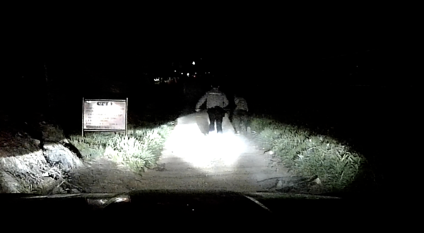 지난 4월 26일 순찰차를 보고 도망가는 외국인 운전자를 경찰이 쫓아가고 있다. 해당 외국인은 불법체류자에 마약범이었다. [사진=경기남부경찰청]