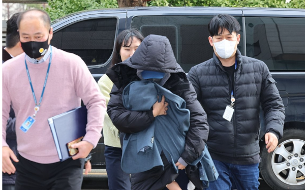 고 이선균씨를 협박한 영화배우 출신 20대 여성이 구속심사를 받기 위해 법원에 출석하고 있다. [사진 = 연합뉴스]