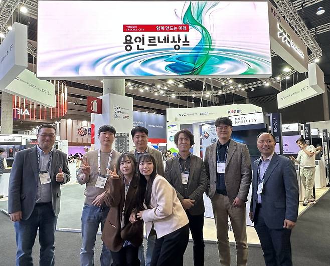 용인시 스페인 MWC 단체관 참가기업들이 기념촬영을 하고 있다.