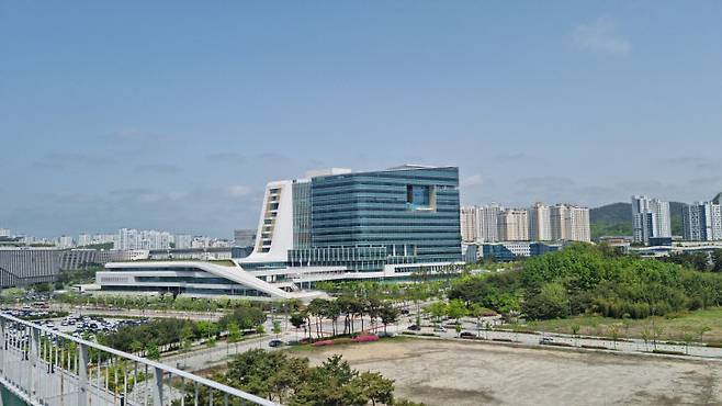 대통령 임시 집무실 설계가 반영된 중앙동 모습. 10층이 높은 층고를 반영하고 있다. 사진=이희택 기자.