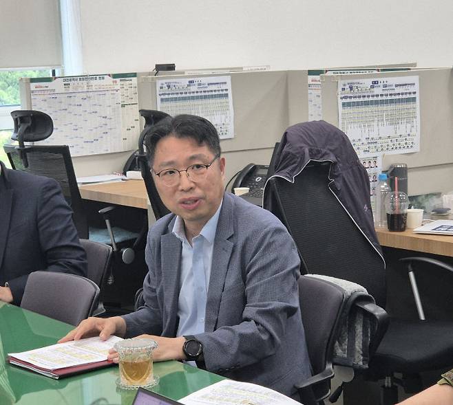 권경민 대전시 경제국장이 16일 대전시청 기자실에서 민생회복 소비쿠폰에 대해 설명하고 있다. (사진= 이승찬 수습기자)