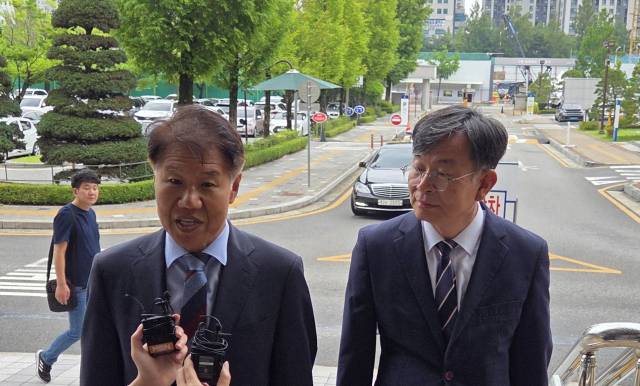 문재인 정부 시절 국가통계를 조작했다는 의혹으로 재판을 받고 있는 김수현(왼), 김상조(오) 전 청와대 정책실장이 16일 대전지방법원 앞에서 기자회견을 하고 있다. 사진=김중곤 기자