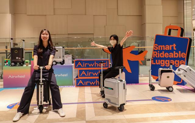대전신세계 Art&Science(이하 대전신세계)가 오는 27일까지 2층 행사장에서 스마트 전동캐리어 '에어휠' 팝업을 선보인다고 16일 밝혔다. 대전신세계 Art&Science 제공