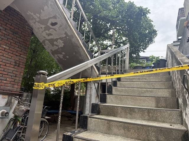 ▲ 노부부가 발견된 단독주택 계단에 폴리스라인이 쳐져 있다./이용주기자