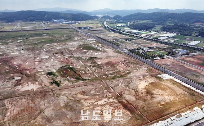 금호타이어 광주공장 이전 및 신공장 건설이 성공적으로 이뤄지려면 더블스타와 산업은행 등 주요 주주들의 투자와 협조가 필수적이라는 분석이 지배적이다. 사진은 함평 빛그린산업단지 내 금호타이어 이전 예정부지 모습. /임문철 기자 35mm@namdonews.com