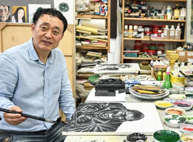 작업실에서 그림을 그리고 있는 박주생 관장. 인물화를 위주로 작업을 하고 있다. <최현배 기자>