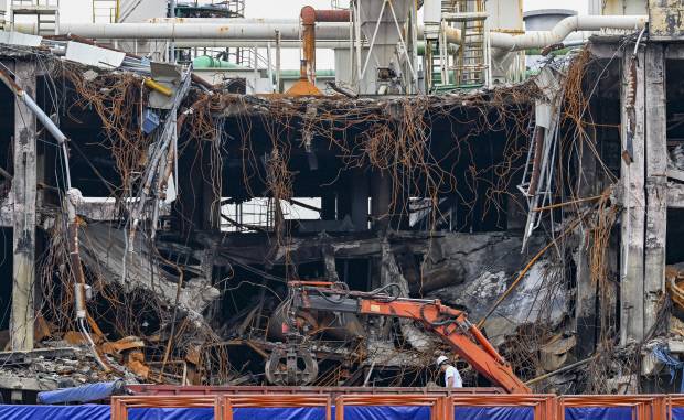 16일 오후 광주시 광산구 소촌동 금호타이어 광주공장 화재현장에서 잔해 수거작업이 진행되고 있다.   /김진수 기자 jeans@kwangju.co.kr