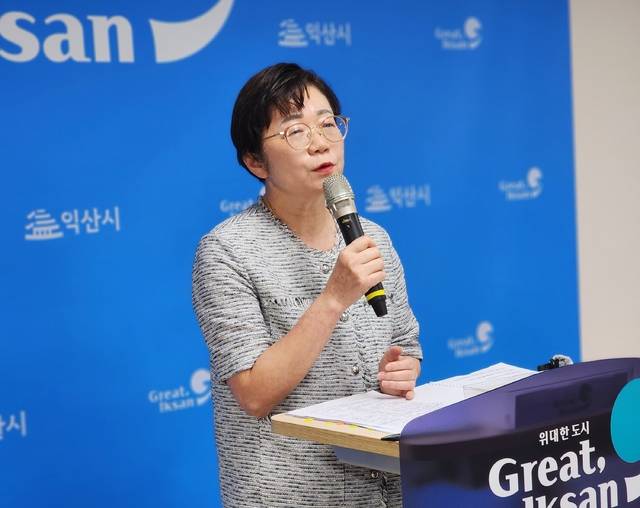 나은정 익산시 복지국장이 16일 브리핑에서 공적 돌봄 실현을 위한 아이 돌봄 체계를 설명하고 있다./사진=송승욱 기자