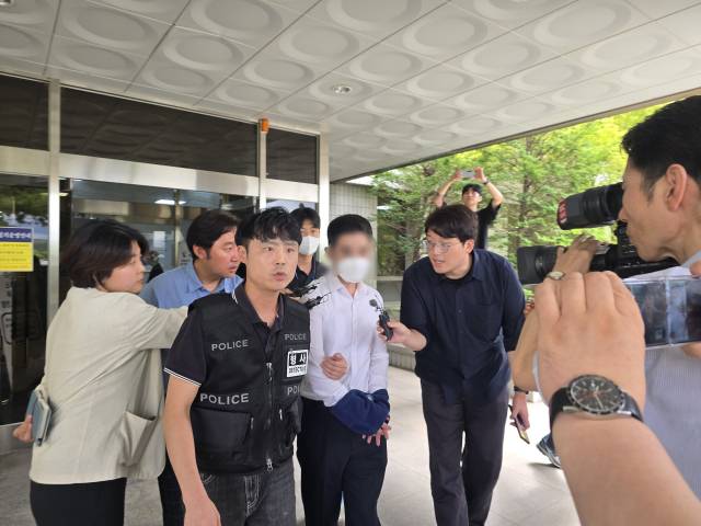 시험기간 중 학교에 무단 침입한 기간제 교사와 학부모를 묵인한 혐의(업무방해 등)로 구속 영장이 청구된 학교관계자 C씨가 15일 대구지법 안동지원에서 구속 전 피의자 심문(영장실질심사)을 받은 후 이동하고 있다. 김영진 기자