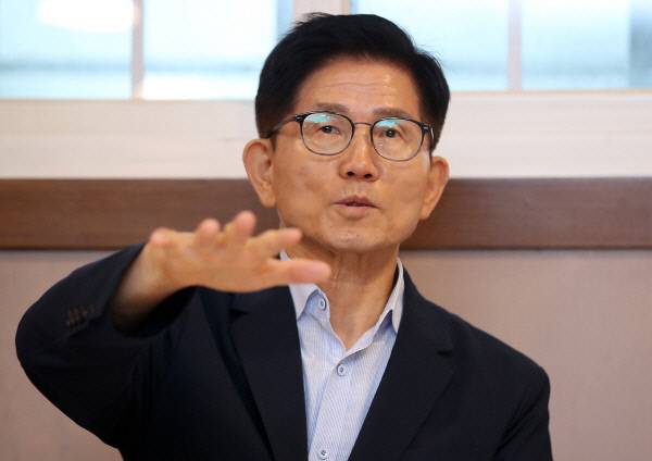 대선 이후 두 번째 대구를 찾은 김문수 전 고용노동부 장관이 16일 오후 대구 수성구 한 음식점에서 열린 간담회에 참석해 발언하고 있다. 뉴스1