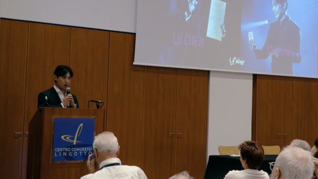 한국 최초의 마술올림픽 우승자인 유호진 마술사가 세계마술연맹총회에서 부산 유치를 지지하는 연설을 하고 있다. 부산매직페스티벌 제공