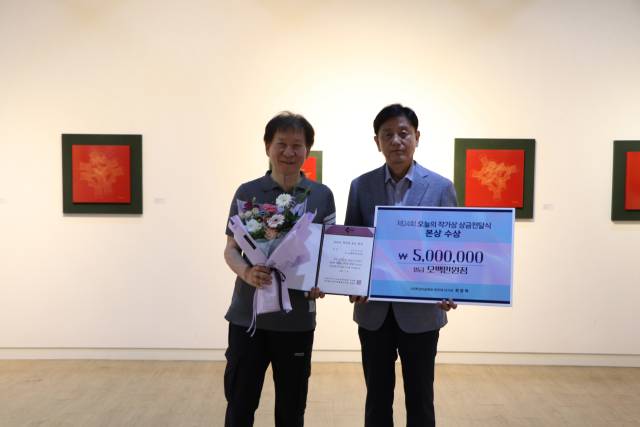 15일 오후 금련산갤러리에서 열린 시상식에서 부산미술협회 제24회 오늘의 작가상 본상을 수상한 공예가 최시복(왼쪽)이 상장과 부상을 받고 있다. 오른쪽은 최장락 부산미술협회 이사장. 부산미술협회 제공