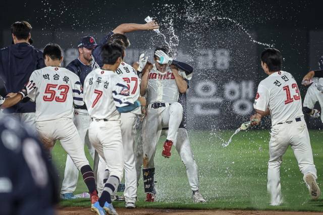 롯데 자이언츠 선수들이 지난 9일 부산 사직야구장에서 열린 두산 베어스와의 경기에서 끝내기 결승타를 친 이호준에게 축하의 뜻으로 물을 퍼붓고 있다. 롯데 자이언츠 제공