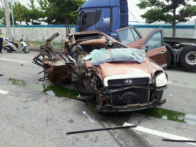 2016년 8월 부산 남구 감만동에서 사고가 발생한 싼타페 차량. 당시 싼타페가 트레일러에 들이받으면서 일가족 4명이 숨졌다. 부산일보DB