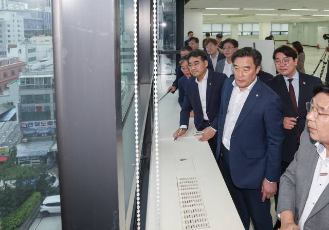 더불어민주당 부산시당은 16일 부산 동구 부산시 약사회관 강당에서 동남권투자은행과 문현금융단지 발전 전략 세미나를 개최했다(위). 같은 날 국민의힘 부산시당은 해양수산부 임시 청사로 확정된 동구 IM빌딩을 방문해 현장을 점검했다. 민주당 부산시당 제공·김종진 기자 kjj1761@