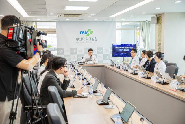 부산대병원은 16일 오후 J동 10층 회의실에서 지역완결형 글로벌허브 메디컬센터 설문조사 결과 보고회를 열었다. 부산대병원 제공