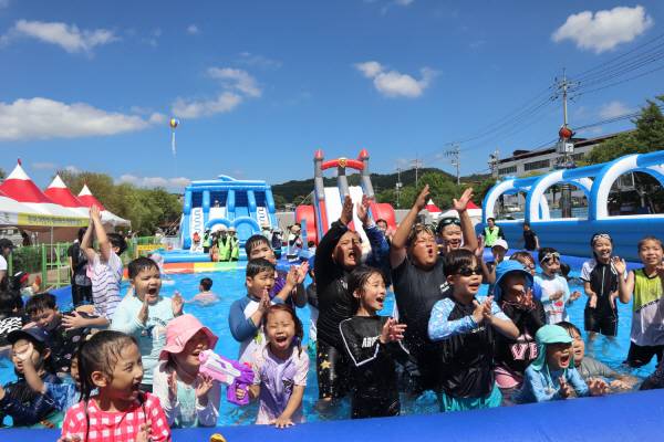 워터파크에 열광하는 아이들