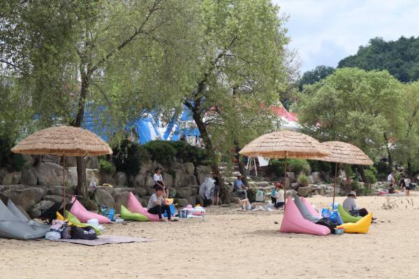 모래놀이장에서 피서를 즐기는 관광객