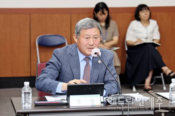 간부회의를 주재하고 있는 김완근 제주시장.