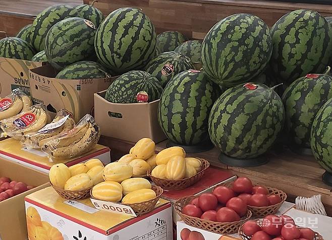 15일 광주 동구 한 과일가게에 수박과 참외 등이 진열돼 있다.