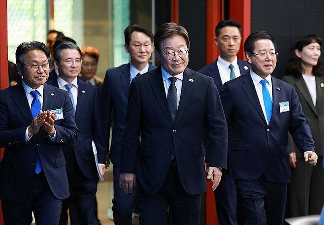 이재명 대통령이 2025년 6월 25일 광주 국립아시아문화전당에서 열린 광주시민, 전남도민 타운홀미팅에 입장하고 있다. 뉴시스