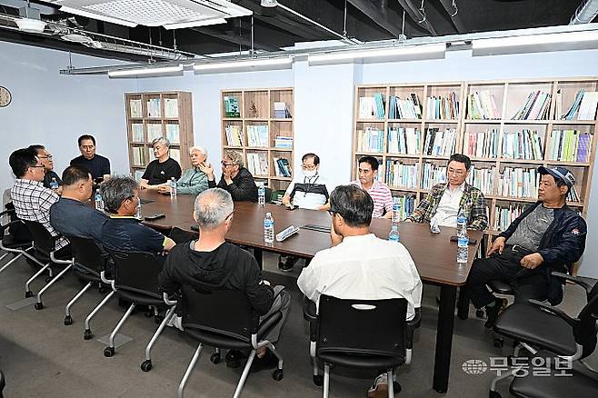 26일 광주 동구 전일빌딩245에서 무등일보가 개최한 집담회에 기동타격대원들이 참석해 이야기하고 있다.