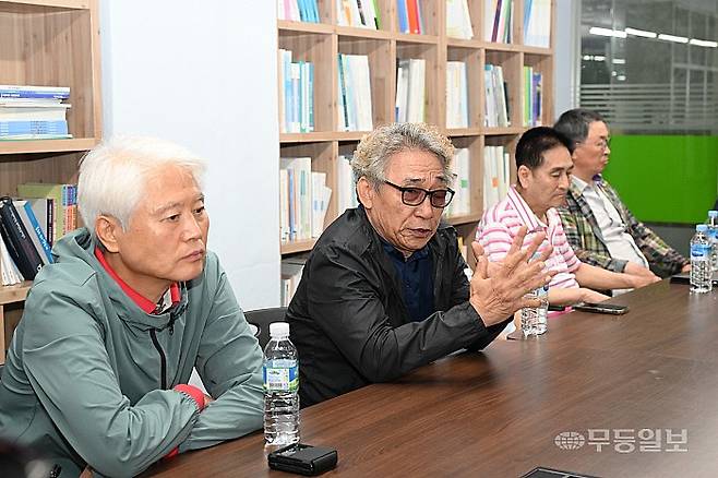 26일 광주 동구 전일빌딩245에서 무등일보가 개최한 집담회에 기동타격대원들이 참석해 이야기하고 있다.